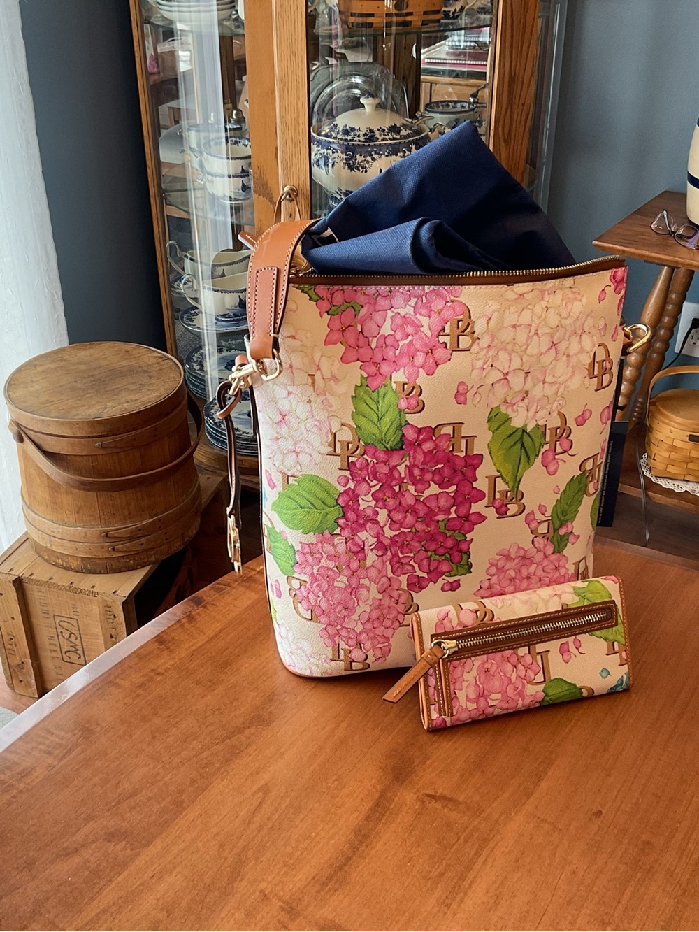 Dooney & Bourke Cream Hydrangea Large Sac - Picture 2 of 16